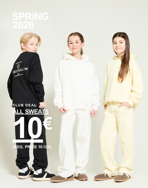 Kolme lasta seisoo vaaleaa taustaa vasten collegeasuissa mustana, valkoisena ja vaaleankeltaisena. Kampanjateksti: ”SPRING 2026 CLUB DEAL ALL SWEATS 10€ (REG. PRICE 10–12€)”.