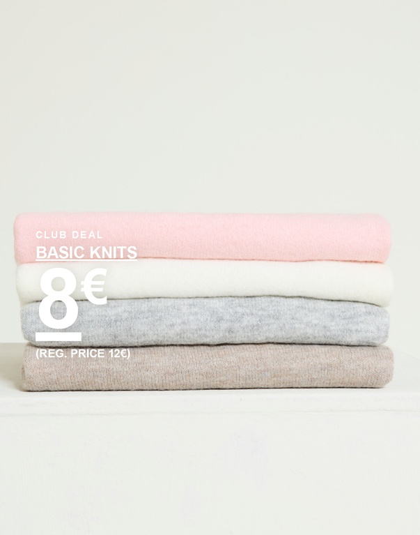 Pino taiteltuja lasten neuleita vaaleanpunaisena, valkoisena, vaaleanharmaana ja beigenä vaaleaa taustaa vasten. Kampanjateksti: ”CLUB DEAL BASIC KNITS 8€ (REG. PRICE 12€)”.