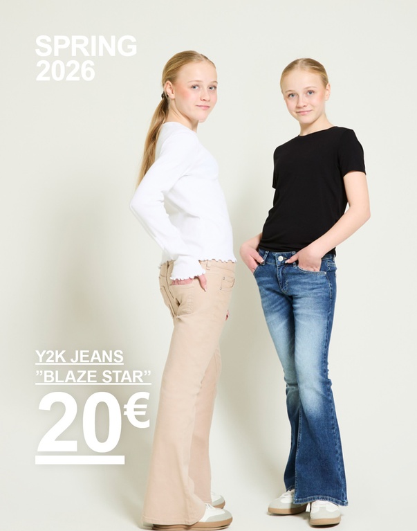 Kaksi lasta seisoo vaaleaa taustaa vasten Y2K-farkuissa, toisella beiget ja toisella siniset farkut. Kampanjateksti: ”SPRING 2026 Y2K JEANS ‘BLAZE STAR’ 20€”.
