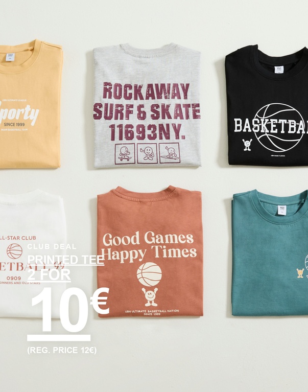 Kuusi taiteltua lasten t-paitaa eri väreissä ja printeillä aseteltuna vaalealle pinnalle. Kampanjateksti: ”CLUB DEAL PRINTED TEE 2 FOR 10€ (REG. PRICE 12€)”.