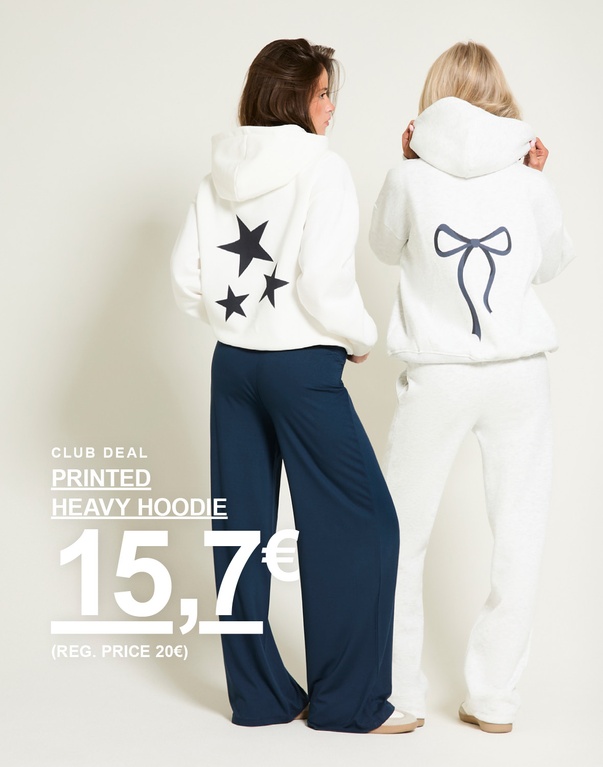 Kaksi tyttöä huppareissa, yksi valkoinen tähtiprintillä ja yksi harmaa rusetti­printillä. Kampanjateksti: "CLUB DEAL, PRINTED HEAVY HOODIE, 15,7€ (OVH 20€)"
