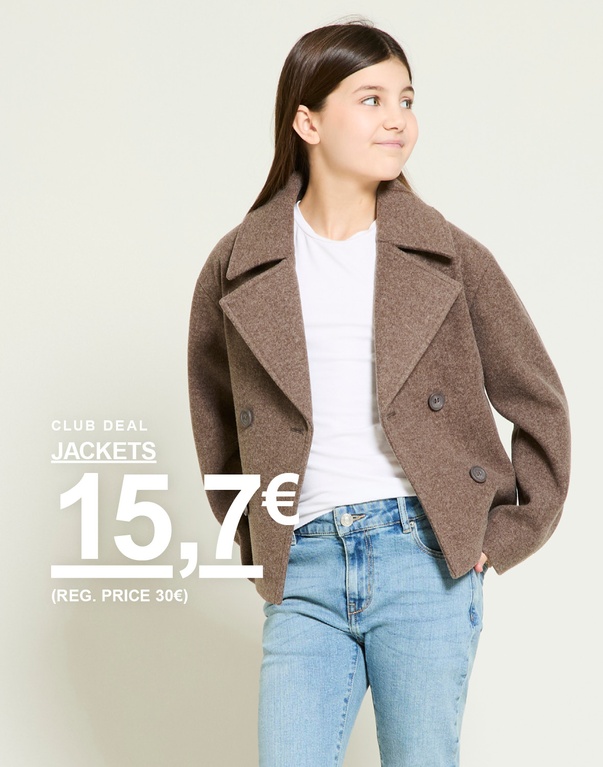 Nuori tyttö, jolla on pitkät ruskeat hiukset, käyttää ruskeaa takkia valkoisen paidan ja vaaleansinisten farkkujen kanssa. Kampanjateksti: “Club Deal Jackets 15,7€ (Reg. Price 30€)”.