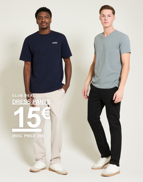 Kaksi miestä t-paidoissa ja siisteissä housuissa väreissä beige ja musta vaaleaa taustaa vasten. Club deal dress pants 15€ (reg. price 20€)