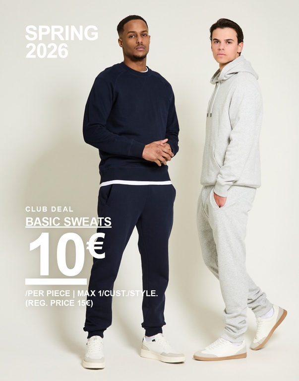 Kaksi miestä basic sweats -asuissa tummansinisessä ja harmaassa vaaleaa taustaa vasten. Spring 2026. Club deal basic sweats 10€ /per piece | max 1/cust./style. (reg. price 15€)