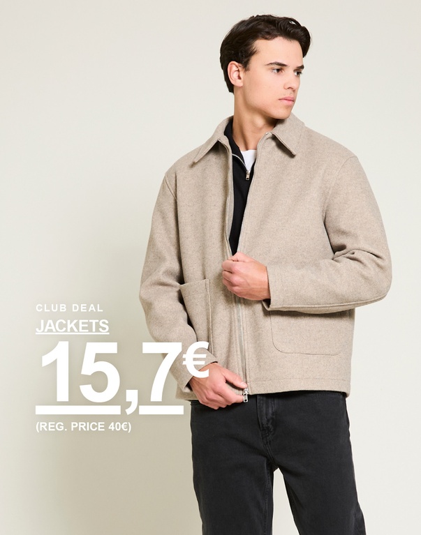 Mies beigenvärisessä vetoketjutakissa vaaleaa taustaa vasten. Club deal jackets 15,7€ (reg. price 40€)