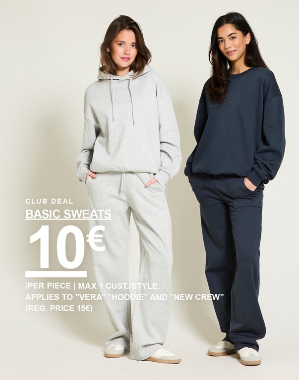 Kolme tyttöä collegevaatteissa, yksi luonnonvalkoinen, yksi harmaa ja yksi tummansininen. Kampanjateksti: "CLUB DEAL, BASIC SWEATS, 10€/PER PIECE (OVH 15€)".