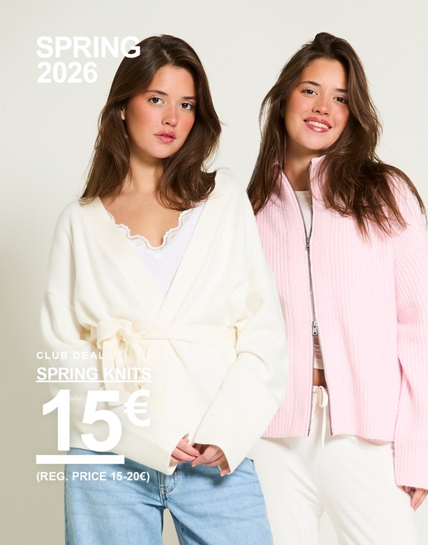 Kaksi tyttöä neulecardiganeissa, yksi offwhite kietaisumalli ja yksi vaaleanpunainen vetoketjumalli. Kampanjateksti: 'CLUB DEAL, SPRING KNITS, 15€ (OVH 15-20€)'.