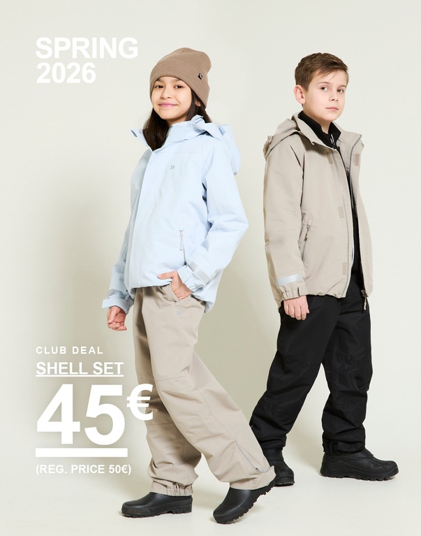 Zwei Kinder in Shelljacke und Shellhose in Hellblau und Beige vor hellem Hintergrund. SPRING 2026 CLUB DEAL SHELL SET 45€ (REG. PRICE 50€)