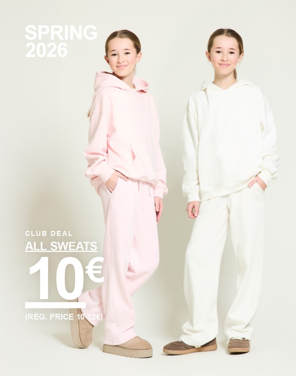 Drei Kinder in Sweatshirts und Sweatpants in Hellblau, Rosa und Offwhite vor hellem Hintergrund. SPRING 2026 CLUB DEAL ALL SWEATS 10€ (REG. PRICE 10-12€)