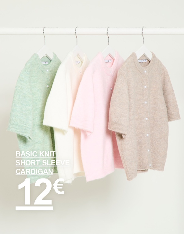 Kietaisuneulepuserot vaaleanpunaisena, harmaana, beigenä ja valkoisena henkarissa vaaleaa taustaa vasten. WRAP KNIT SWEATER 12€