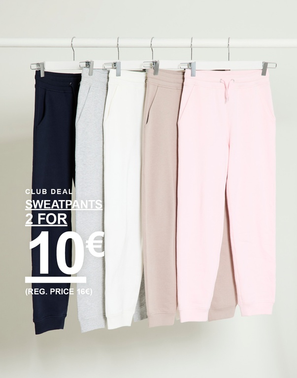 Sweatpants in Dunkelblau, Grau, Offwhite, Beige und Rosa auf Kleiderbügeln vor hellem Hintergrund. CLUB DEAL SWEATPANTS 2 FOR 10€ (REG. PRICE 16€)