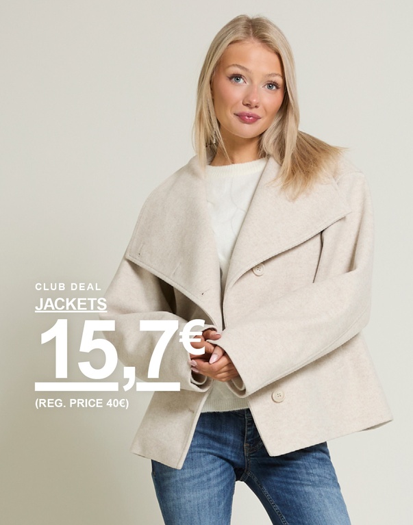 Kaksi takkia beigen sävyissä henkarissa, yksi vaalea beige ja yksi tummempi beige. Kampanjateksti: 'CLUB DEAL, JACKETS, 15€ (OVH 40€)'.