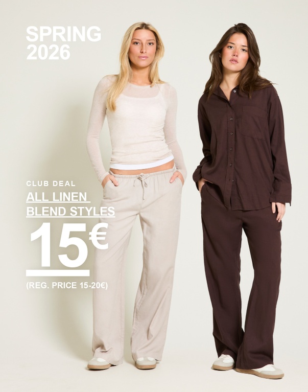 Kolme tyttöä läpikuultavissa pitkähihavaisissa topeissa, yksi ruskea, yksi vaaleanpunainen ja yksi offwhite. Kampanjateksti: 'CLUB DEAL, SHEER LONG-SLEEVE TOP, 13€ (OVH 15€)'.