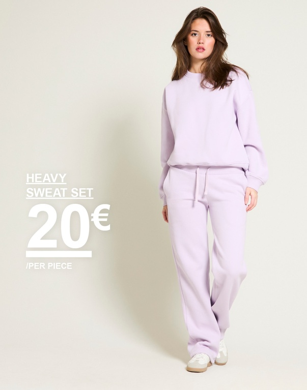 Tyttö vaaleanpunaisessa collegepaidassa ja yhteensopivissa collegehousuissa. Kampanjateksti: 'CLUB DEAL, BASIC SWEATS, 10€/PER PIECE I MAX 1/CUST./STYLE. (OVH 15€)'.