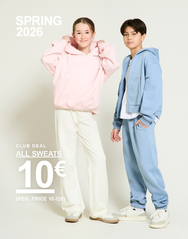 Drei Kinder in Sweatanzügen in Rosa, Gelb und Blau. Kampagnentext: „ALL SWEATS, 10€“