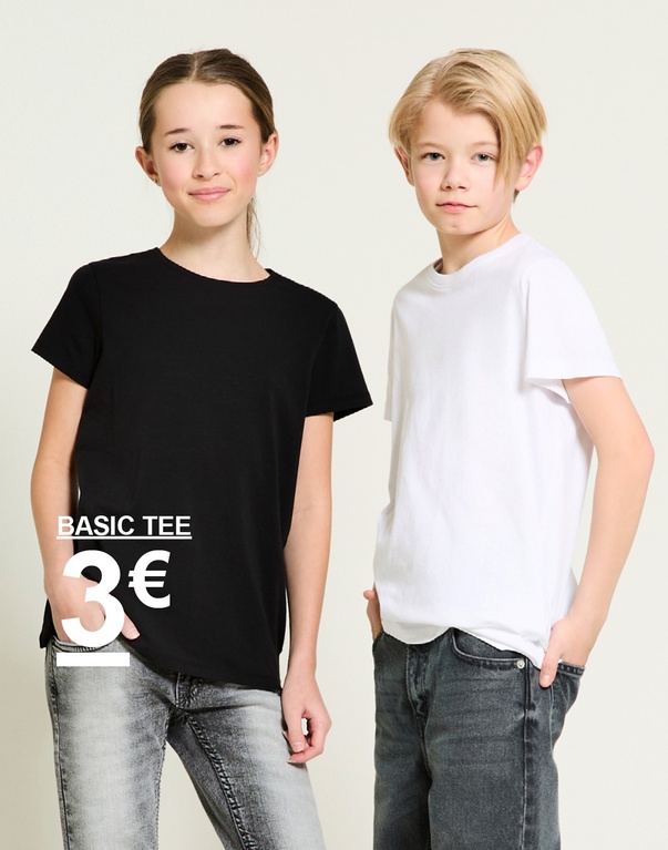 Zwei Kinder in T-Shirts in Schwarz und Weiß. Kampagnentext: „BASIC TEE, 3€“