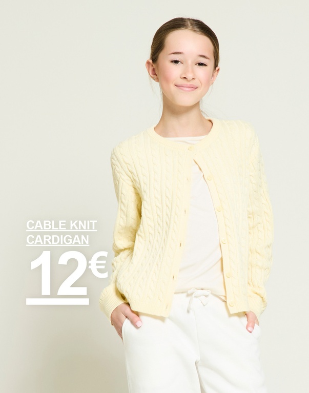 Ein Kind in gelbem Strickcardigan und heller Hose. Kampagnentext: „CABLE KNIT CARDIGAN, 12€“