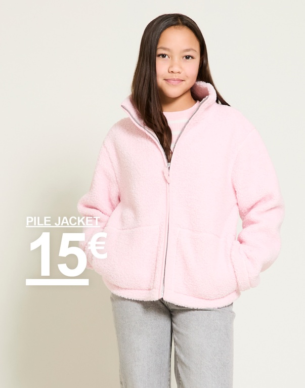 Ein Kind in rosa Fleecejacke und grauer Hose. Kampagnentext: „PILE JACKET, 15€“