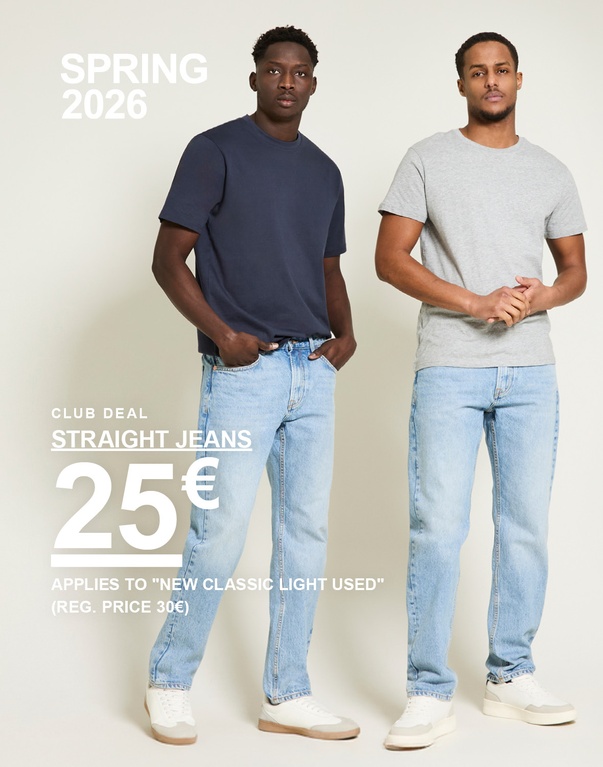 Twee mannen in lichtblauwe straight jeans – één met donkerblauw t-shirt en één met grijs t-shirt tegen een lichte achtergrond. Club deal. Straight jeans 25€ Applies to "New classic light used" (Reg. price 30€)