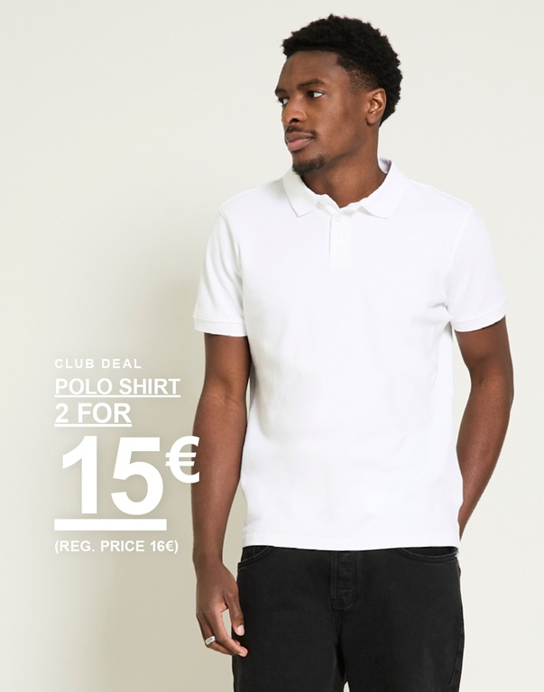 Mann in weißem Poloshirt und schwarzen Jeans vor hellem Hintergrund. Club deal. Polo shirt 2 for 15€ (Reg. price 16€)