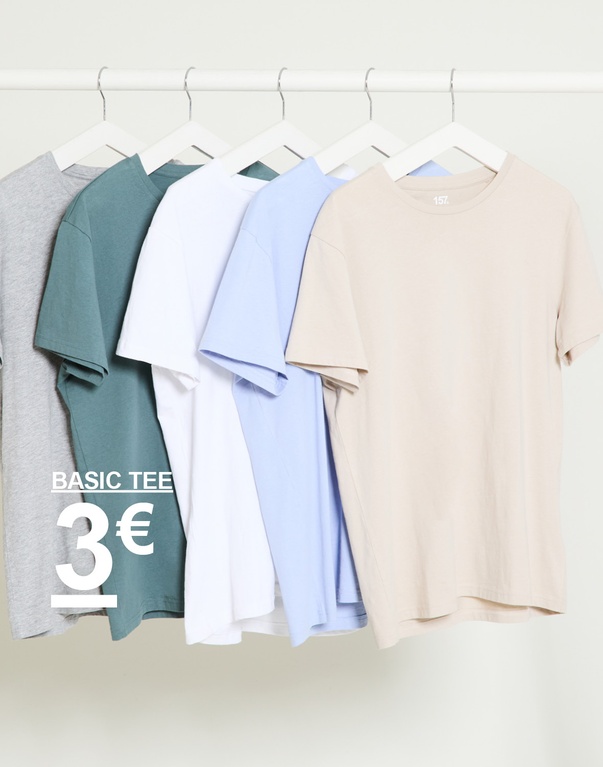 Mehrere einfarbige T-Shirts in Grau, Grün, Weiß, Hellblau und Beige auf Kleiderbügeln vor hellem Hintergrund. Basic tee 3€