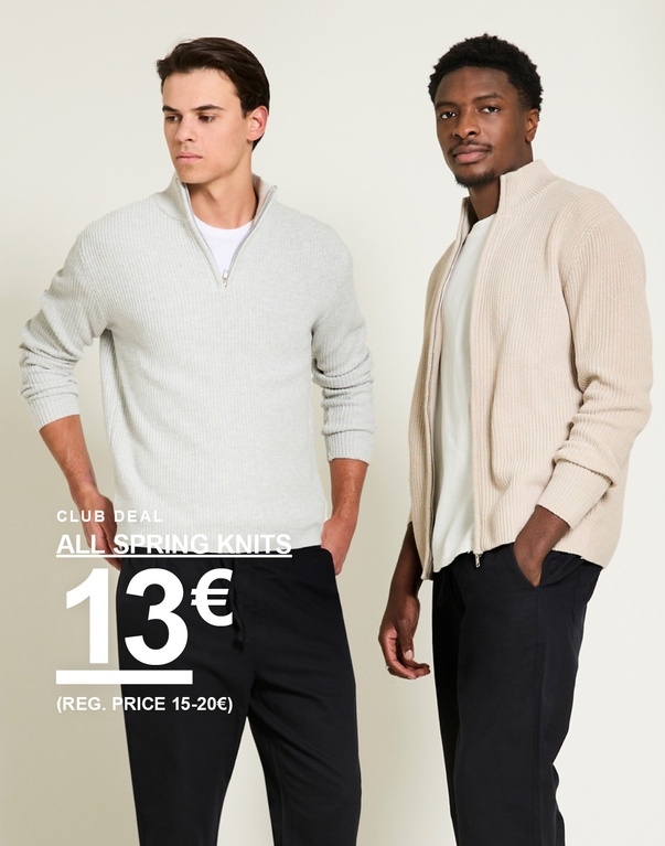 Zwei Männer in hellen Strickpullovern – einer mit Half-Zip und einer mit Zip-Cardigan, kombiniert mit dunklen Hosen vor hellem Hintergrund. Club deal. All spring knits 13€ (Reg. price 15-20€)
