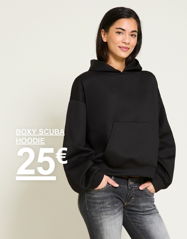 Nainen musta boxy scuba -hupparissa. Kampanjateksti: "BOXY SCUBA HOODIE, 25€".