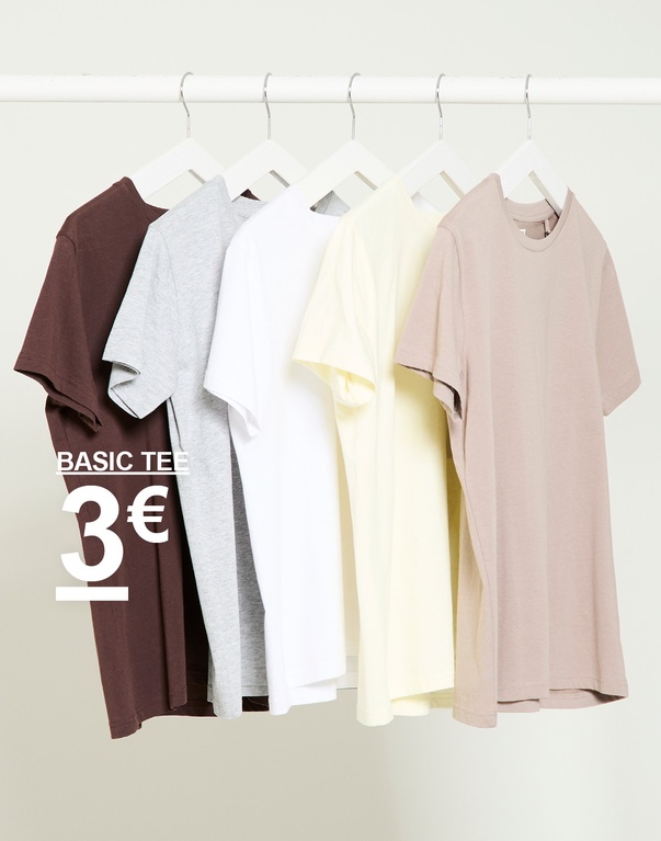 T-Shirts in Braun, Grau, Weiß, Hellgelb und Beige. Kampagnentext: "BASIC TEE, 3€".