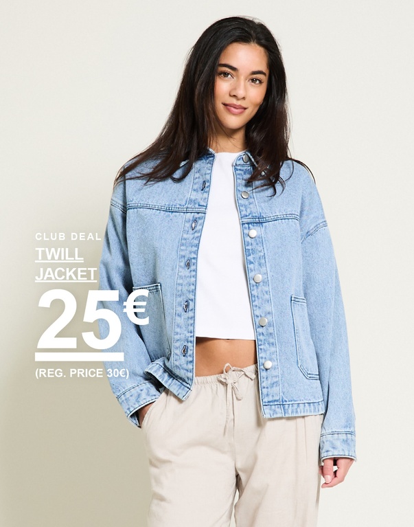 Frau in hellblauer Twilljacke. Kampagnentext: "CLUB DEAL, TWILL JACKET, 25€ (UVP 30€)".