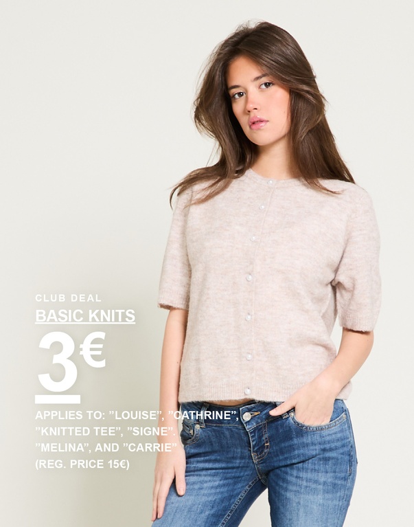 Ein Mädchen in einem kurzärmeligen Strickpullover in Beige. Kampagnentext: 'CLUB DEAL, BASIC KNITS, 3€ (UVP 15€)'