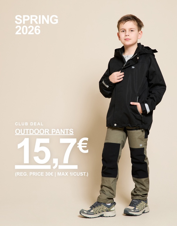 Kaksi lasta kuoritakissa ja kuorihousuissa vaaleansinisenä ja beigenä vaaleaa taustaa vasten. SPRING 2026 CLUB DEAL SHELL SET 45€ (REG. PRICE 50€)