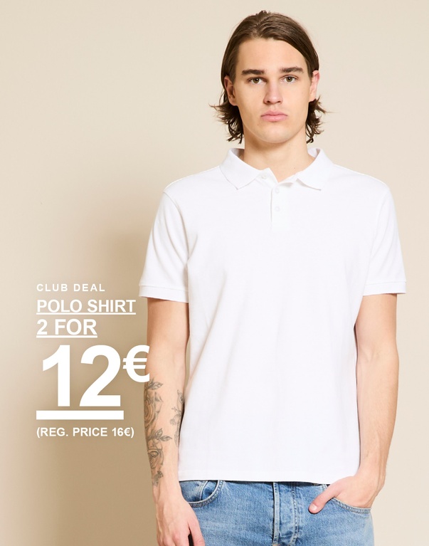 Mann in weißem Poloshirt und Jeans, steht frontal vor hellem Hintergrund. Club deal. Polo shirt 2 for 12€ (Reg. price 16€)