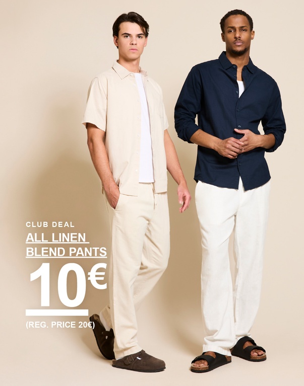 Kaksi miestä pellavasekoiteasuissa – toisella beige lyhythihainen paita ja housut, toisella tummansininen paita ja valkoiset housut vaaleaa taustaa vasten. Club deal. All linen blend pants 10€ (Reg. price 20€)