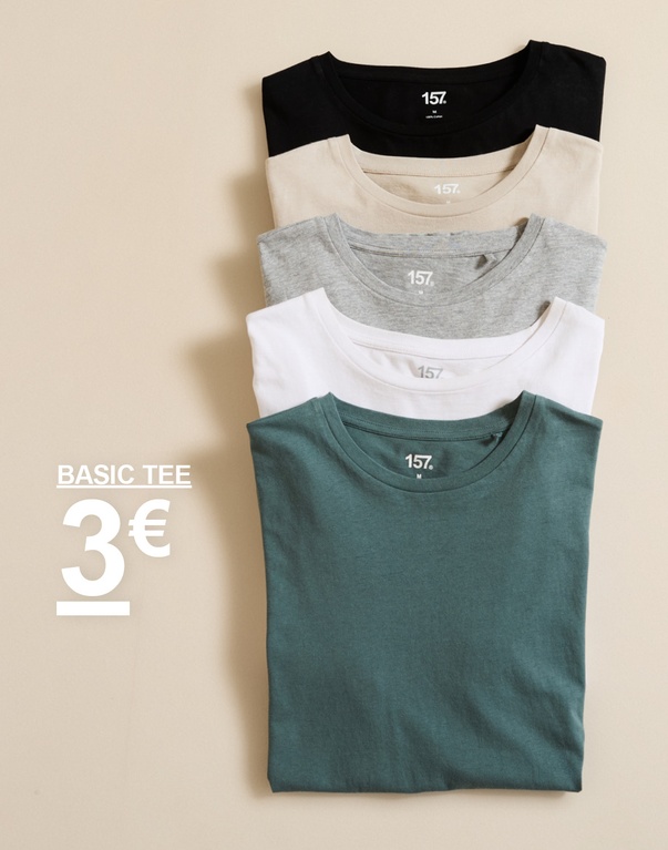Gestapelte T-Shirts in mehreren Farben (schwarz, beige, grau, weiß und grün) vor hellem Hintergrund. Basic tee 3€