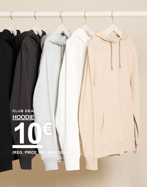 Mehrere Hoodies in verschiedenen Farben auf Kleiderbügeln vor hellem Hintergrund. Club deal. Hoodie 10€ (Reg. price 15€ | Max 1/cust.)