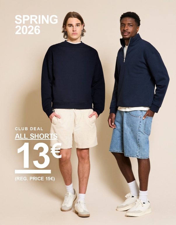 Zwei Männer in Shorts – einer in hellen Shorts und Sweatshirt, einer in Denim-Shorts und Zip-Pullover vor hellem Hintergrund. Spring 2026. Club deal. All shorts 13€ (Reg. price 15€)