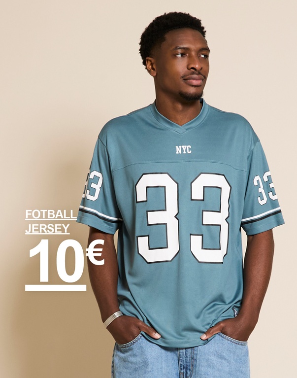 Mann in blauem Football-Jersey mit der Nummer 33 und „NYC“-Print, blickt zur Seite vor hellem Hintergrund. Football jersey 10€
