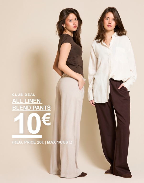 Kaksi tyttöä pellavasekoitehousuissa, yhdet beiget ja yhdet tummanruskeat. Kampanjateksti: 'CLUB DEAL, ALL LINEN BLEND PANTS, 10€ (OVH 20€ | MAX 1/ASIAKAS)'