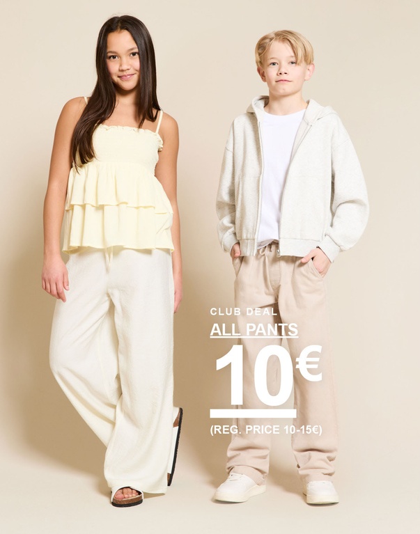 Zwei Kinder in hellen Oberteilen und Hosen in Beige und Weiß vor hellem Hintergrund. CLUB DEAL ALL PANTS 10€ (REG. PRICE 10-15€)