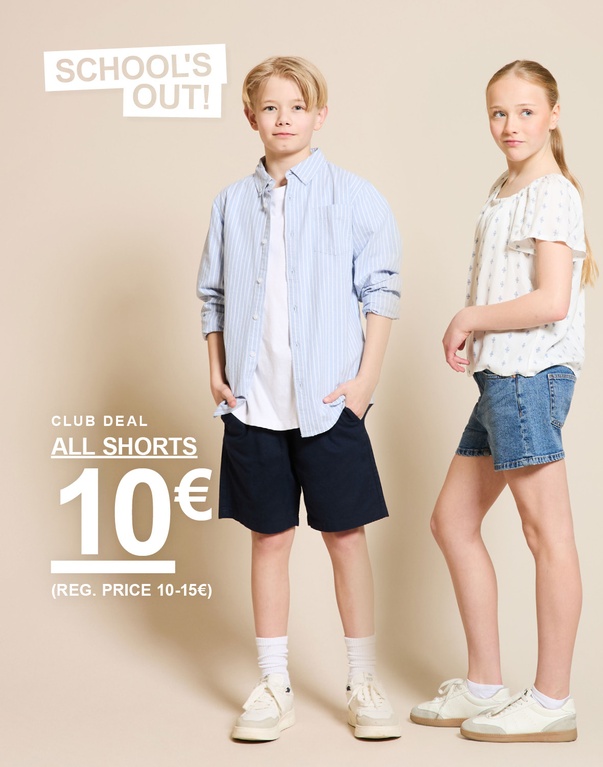 Kolme lasta kesävaatteissa shortseissa tummansinisenä, denimina ja beigenä vaaleaa taustaa vasten. SCHOOL'S OUT! CLUB DEAL ALL SHORTS 10€ (REG. PRICE 10-15€)