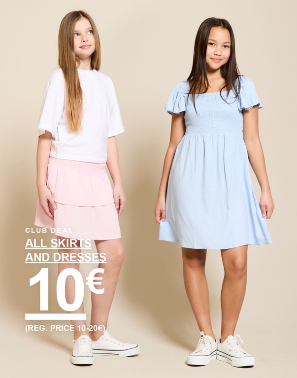 Kaksi lasta kesävaatteissa, toisella vaaleanpunainen hame ja toisella vaaleansininen mekko vaaleaa taustaa vasten. SCHOOL'S OUT! CLUB DEAL ALL SKIRTS AND DRESSES 10€ (REG. PRICE 10-20€)