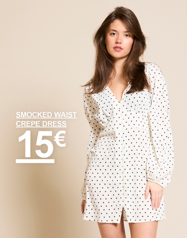 Nainen valkoisessa mekossa mustilla pilkuilla ja smock-vyötäröllä. Kampanjateksti: "SMOCKED WAIST CREPE DRESS, 15€".