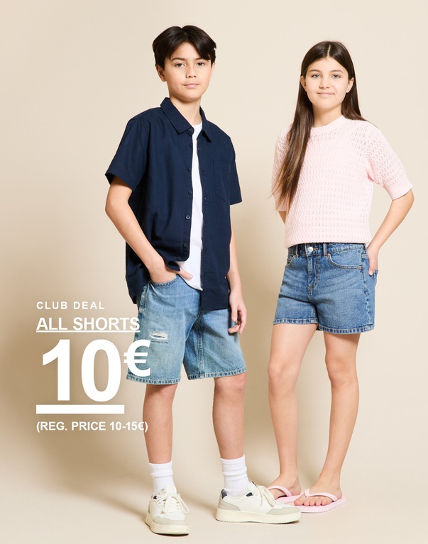 Twee kinderen in denim shorts en tops in de kleuren blauw en roze tegen een lichte achtergrond. CLUB DEAL ALL SHORTS 10€ (REG. PRICE 10-15€)