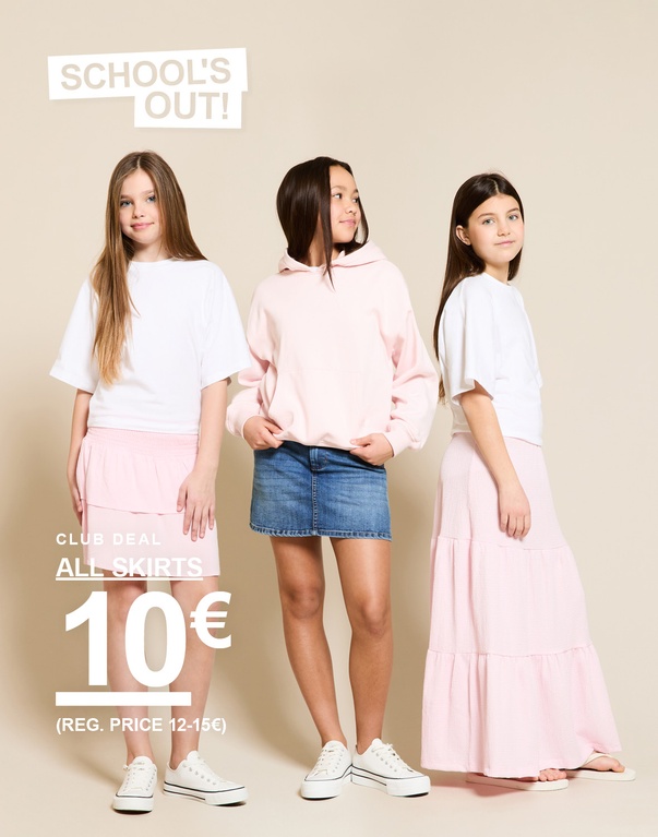 Drie kinderen in rokken in de kleuren lichtroze en denim tegen een lichte achtergrond. SCHOOL'S OUT! CLUB DEAL ALL SKIRTS 10€ (REG. PRICE 12-15€)