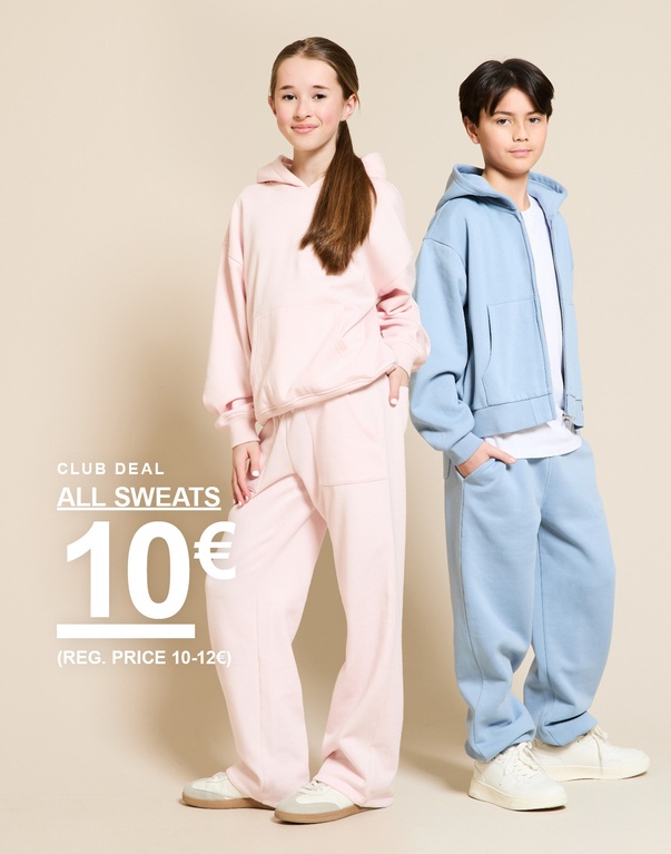 Drie kinderen in hoodies en joggingpakken in de kleuren roze, blauw en geel tegen een lichte achtergrond. SCHOOL'S OUT! CLUB DEAL ALL SWEATS 10€ (REG. PRICE 10-12€)