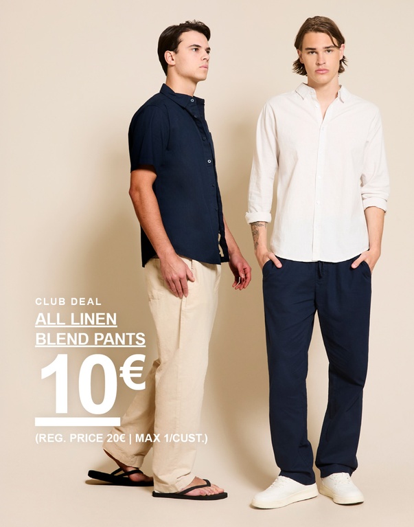 Zwei Männer in Leinenmix-Outfits – dunkelblaues und weißes Hemd mit heller und dunkelblauer Hose vor beigem Hintergrund. CLUB DEAL. ALL LINEN BLEND PANTS 10€ (REG. PRICE 20€ | MAX 1/CUST.)
