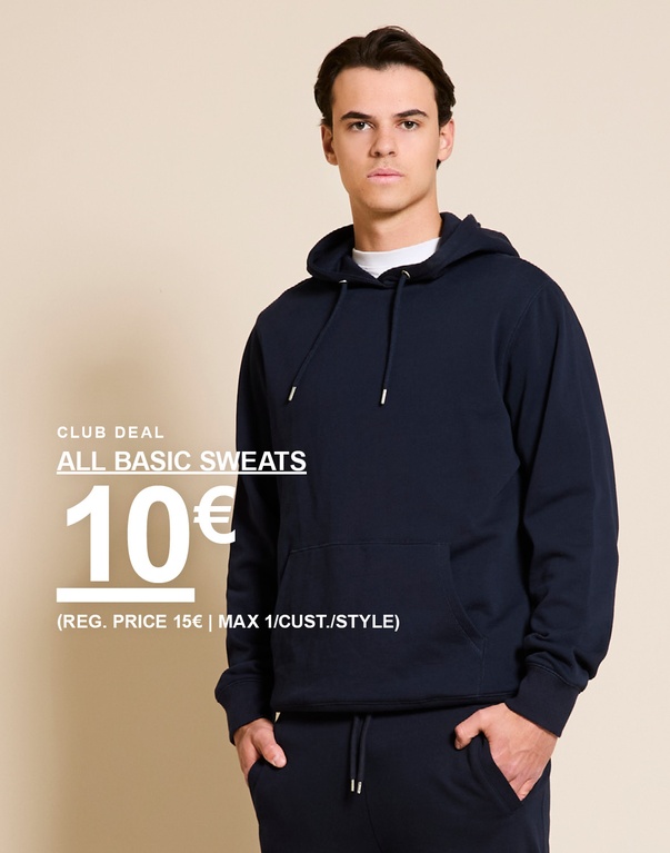 Mann in dunkelblauem Hoodie und Sweatpants vor beigem Hintergrund. CLUB DEAL. ALL BASIC SWEATS 10€ (REG. PRICE 15€ | MAX 1/CUST./STYLE)