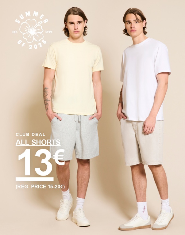 Zwei Männer in T-Shirts und Shorts – hellgelbes und hellblaues T-Shirt mit grauen und beigen Shorts vor beigem Hintergrund. CLUB DEAL. ALL SHORTS 13€ (REG. PRICE 15-20€)