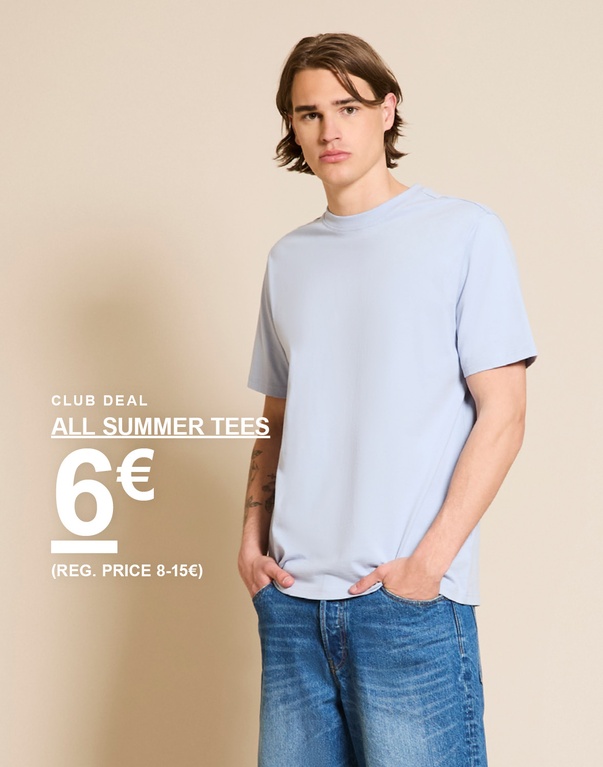 Mann in hellblauem T-Shirt und Jeans vor beigem Hintergrund. CLUB DEAL. ALL SUMMER TEES 6€ (REG. PRICE 8-15€)
