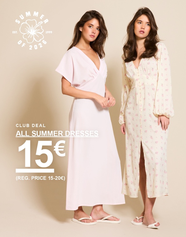 Drie vrouwen in jurken, een lichtbeige, een gebloemde en een bruine. Campagnetekst: 'CLUB DEAL, JURKEN, 15€ (NORMALE PRIJS 15-20€)'.